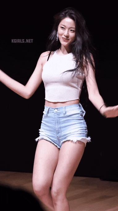 aoa雨中湿身版短裙,韩女团的敬业和表情管理什么水平?