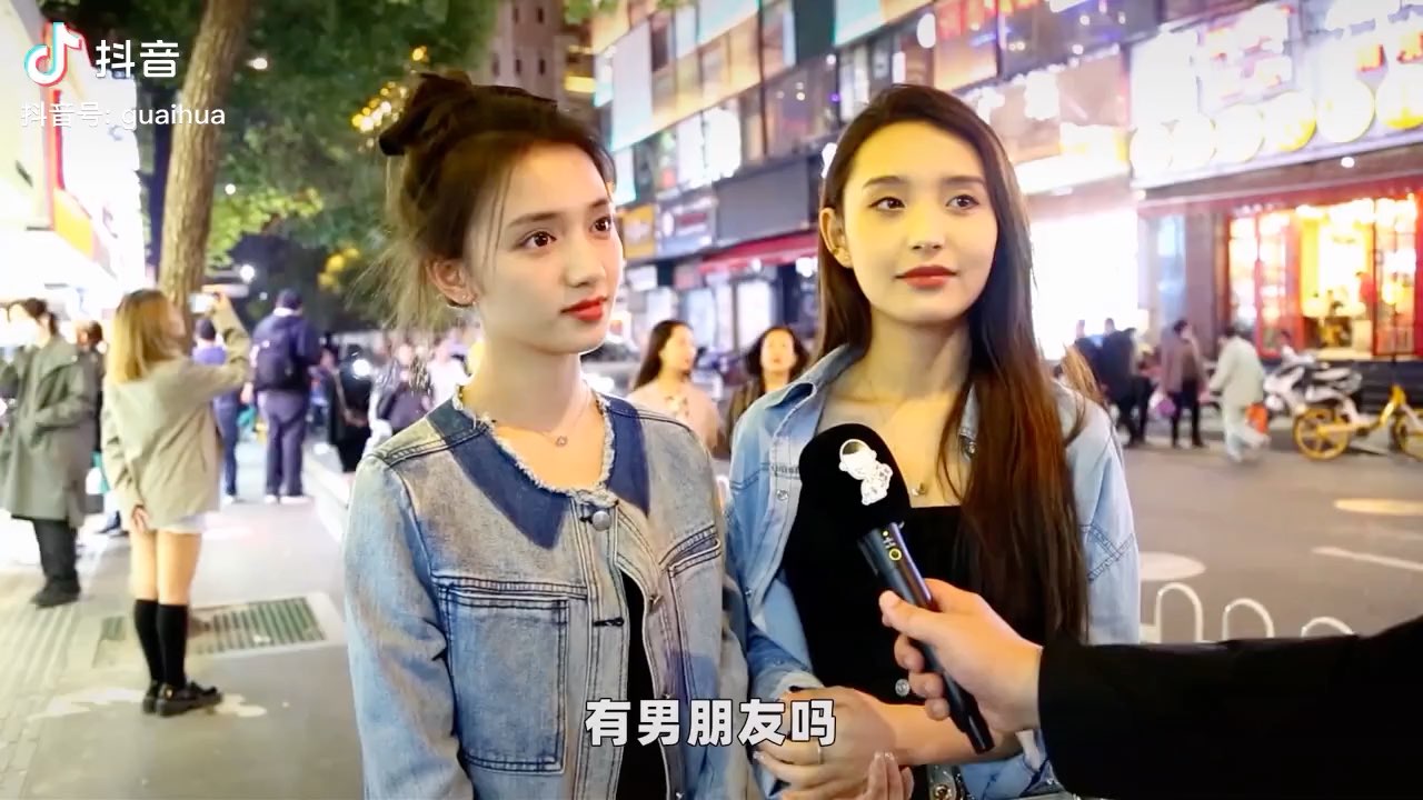 美女街头采访女生多大才愿意去相亲你愿意为她再等几年