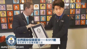 theshy退游戏退的快自然第一个去握手 小炫神你们懂吧?