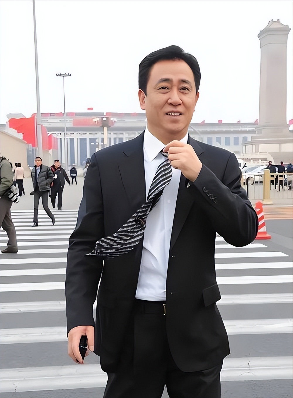 许家印落得人财两空,前妻携小30岁英国新欢居豪宅,资产冻结跑路-步行街主干道-虎扑社区