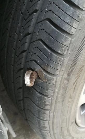 轮胎扎了钉子,看着有点大,老哥们看看得怎么处理,要不要更换呢