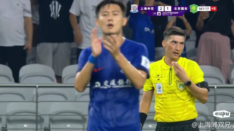 蒋圣龙连续两场比赛禁区拉人！