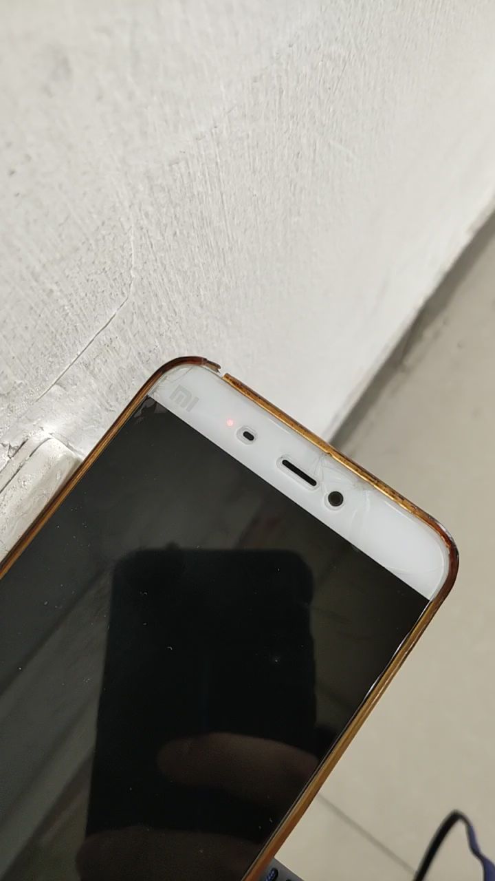 请问小米五无法开机呼吸灯一直闪红光是个什么情况插上电源呼吸灯闪