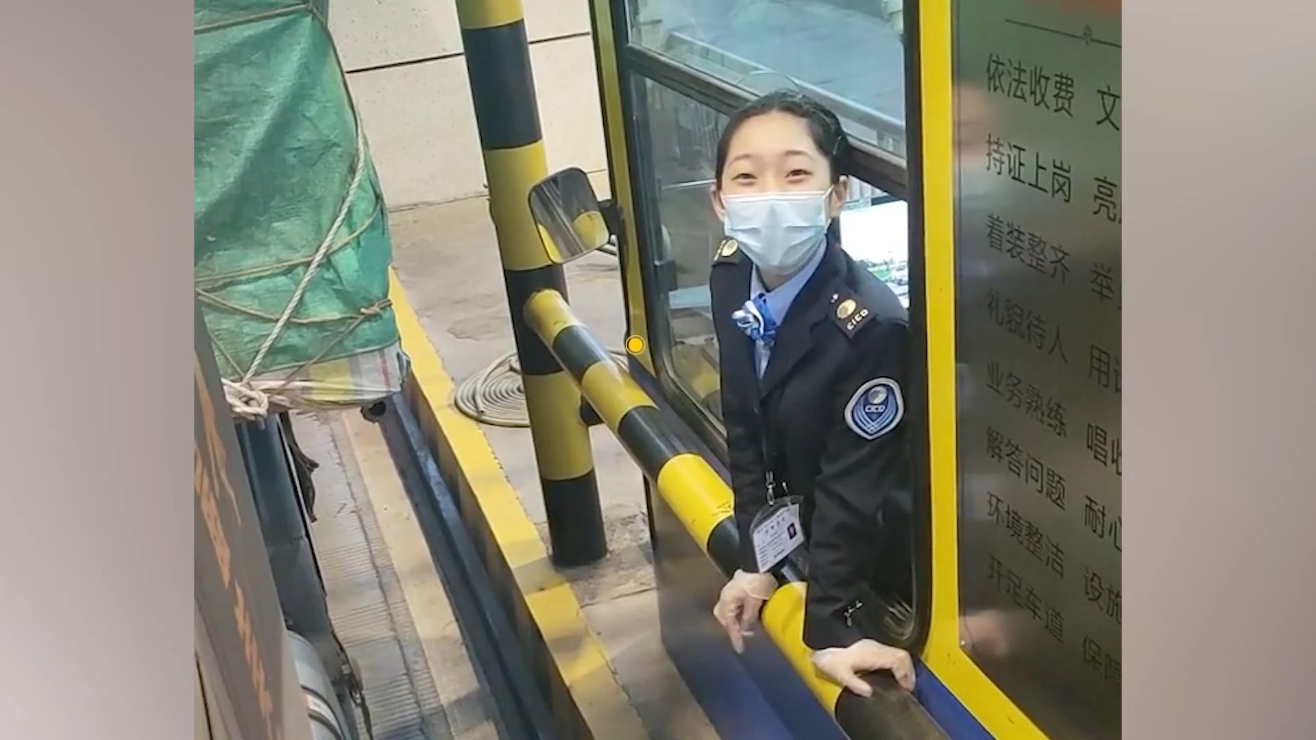 笑容治愈全网的收费员小姐姐摘了口罩就是这样的网友又被甜到