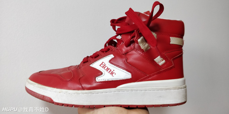 整理房间翻到大梦奥拉朱旺的老学校签名鞋一双