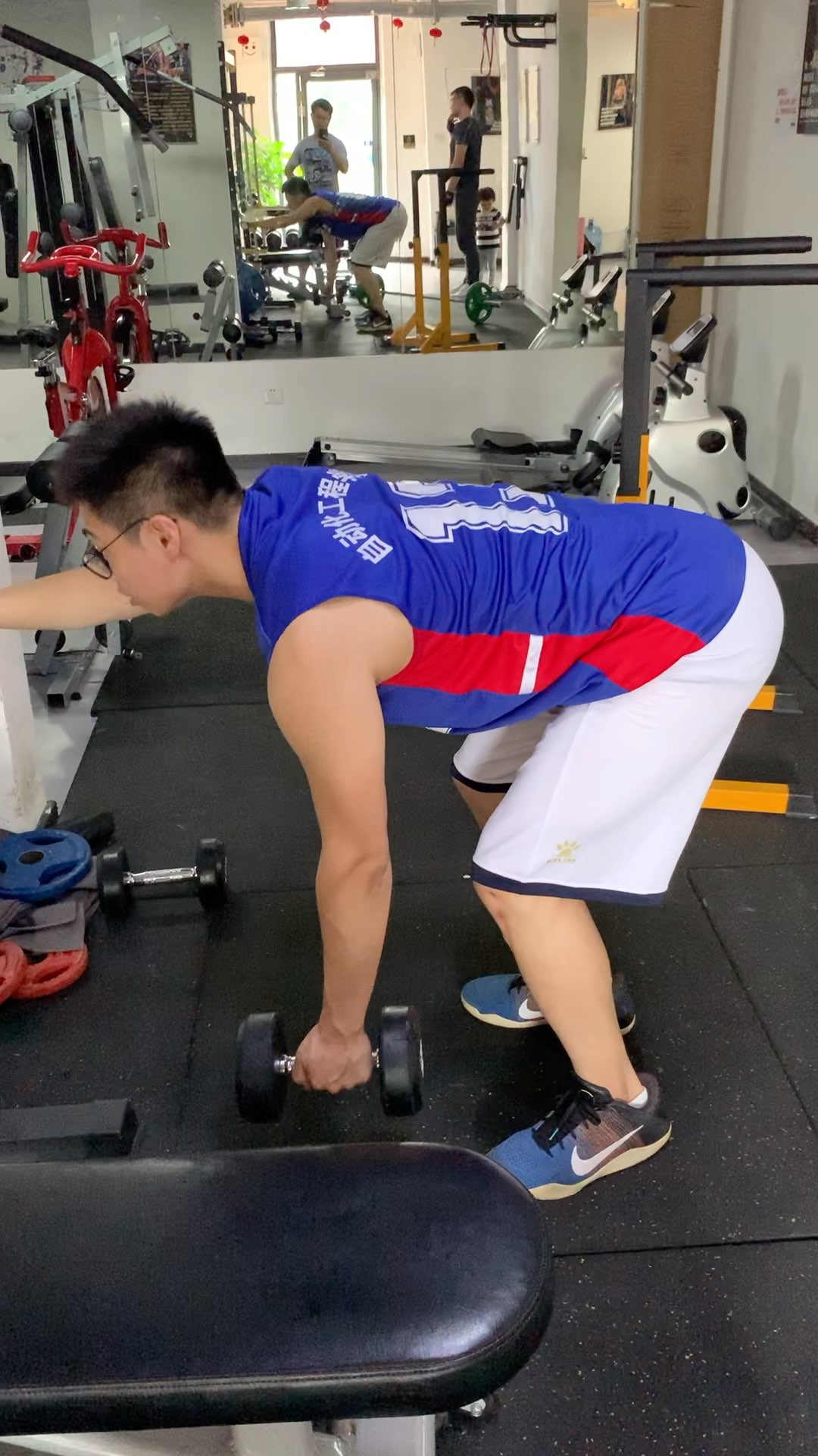 单臂哑铃划船请各位罗尼们指教