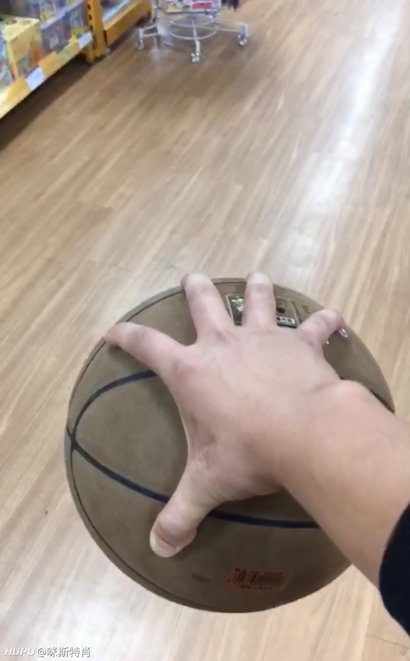 普通人单手抓篮球难吗,还是得看球啊