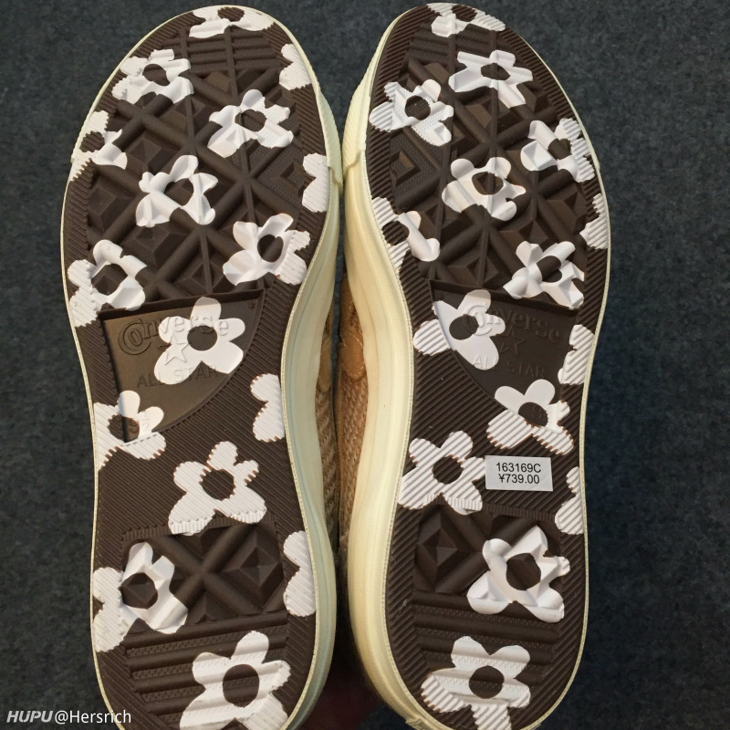 鞋底满版印花,哈哈哈,这是真正的印"花"了,只能说是很闷骚的骚了,走路