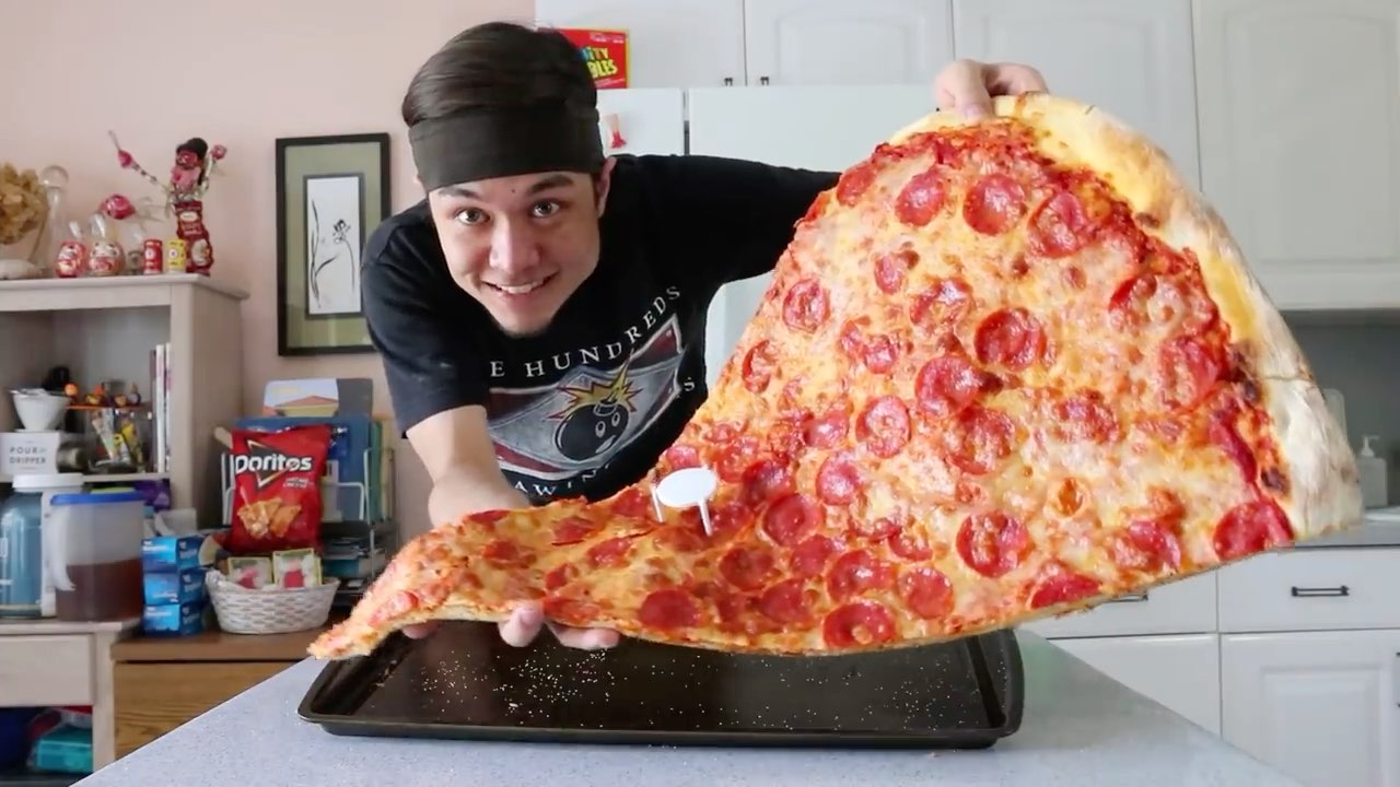 大胃美食家美国大胃王mattstonie挑战10分钟吃完超大披萨什么水平