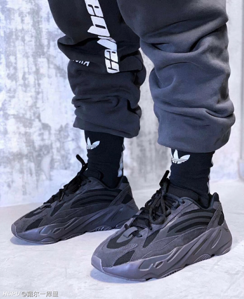 yeezy700黑魂还是火山灰?