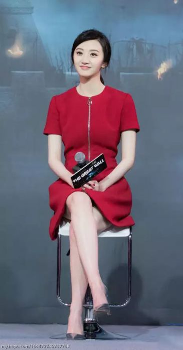 为啥有的女人可以翘二郎腿,并且把翘起的那条腿别进另一条腿后面?