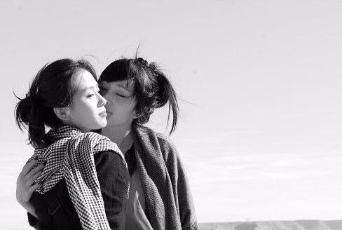 杨幂和刘诗诗亲吻照片 看呆我了!她俩曾经是真好吧?