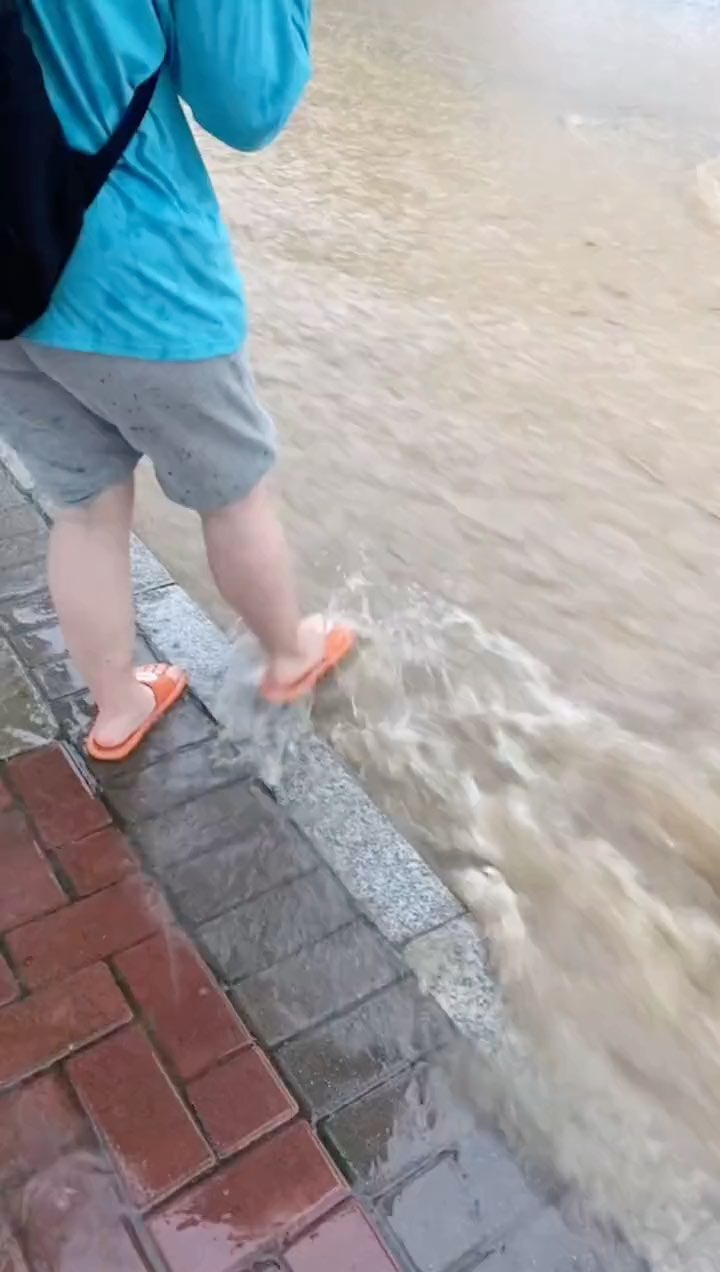 下雨天千万不要用鞋试探水拖鞋那我走