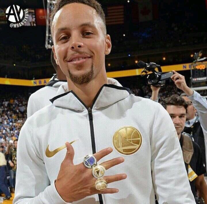 还好第四节库里站出来了,依然是超巨!