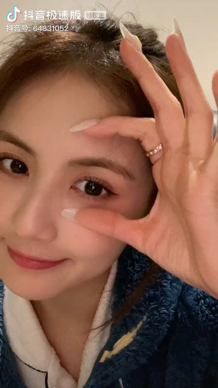 突然觉得王思聪前女友甜仇好像腾讯主播小楠啊