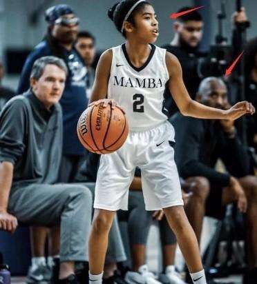 父女情科比和二女儿gigi一起观看wnba全明星赛