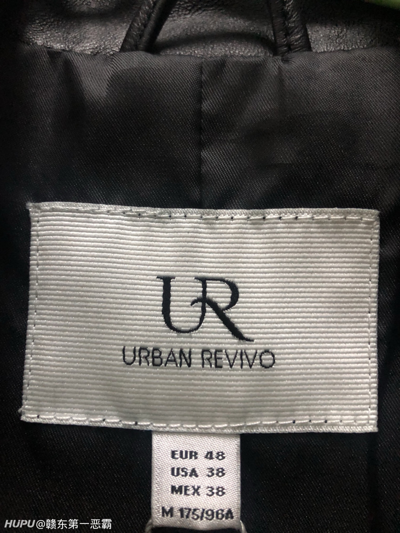 出一件ur皮衣,吊牌在