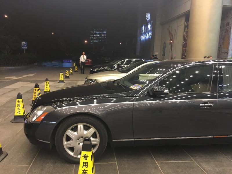 楼下看到的迈巴赫,真鸡儿长