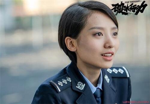 当她换了套衣服,就感觉无法自拔了!