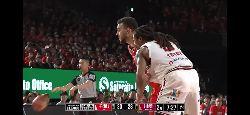 这边经营30年的cba联赛连转播版权都谈不拢+各种亏损欠薪那边日本b联赛营收翻倍赞助商周边门票转播卖爆全部球队无亏损(图4)