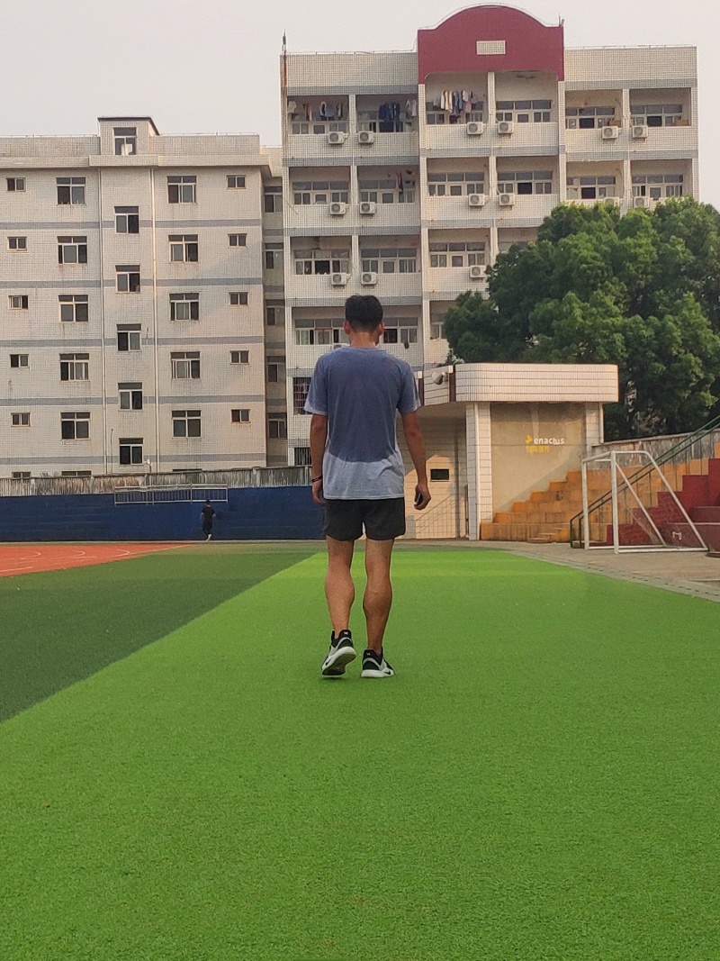 图片就上朋友帮我拍的背影照吧