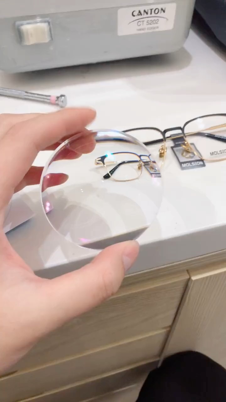800度高度近视用174的镜片用大框也能很薄