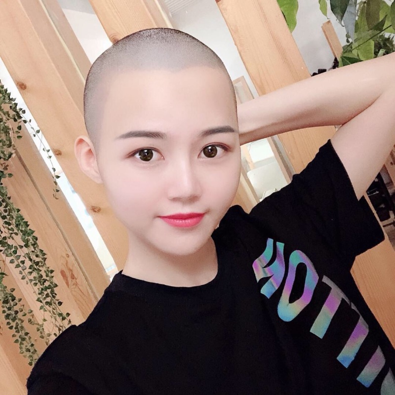 微博关注的一个小姐姐,两年了,今天突然看到她把头发剃光了,好伤心