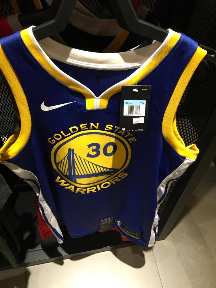 香港耐克专柜上了科比ad mid白紫