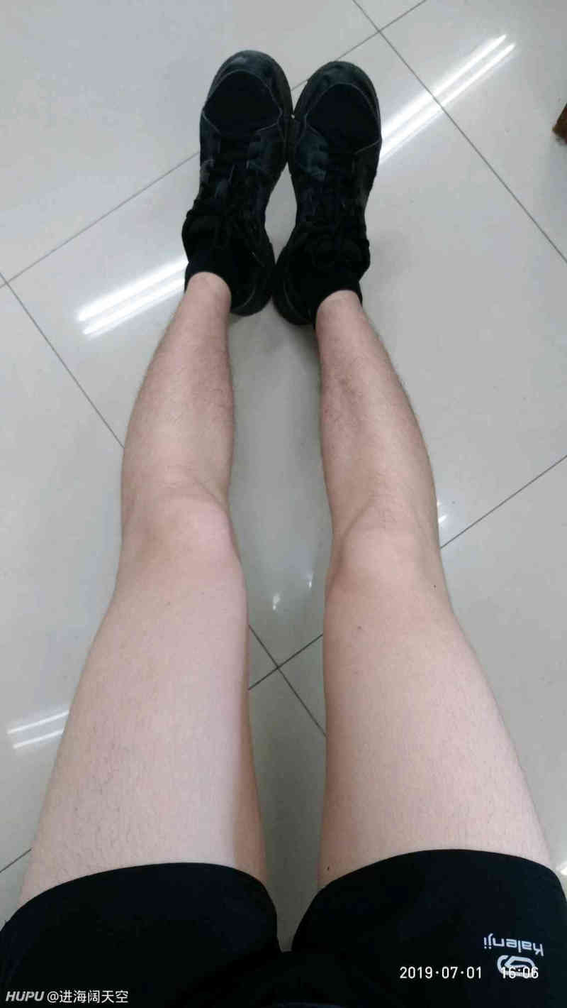 白皙泛红,无多余赘肉,要是腿毛再少点(或者以后直接去腿毛),比女孩子