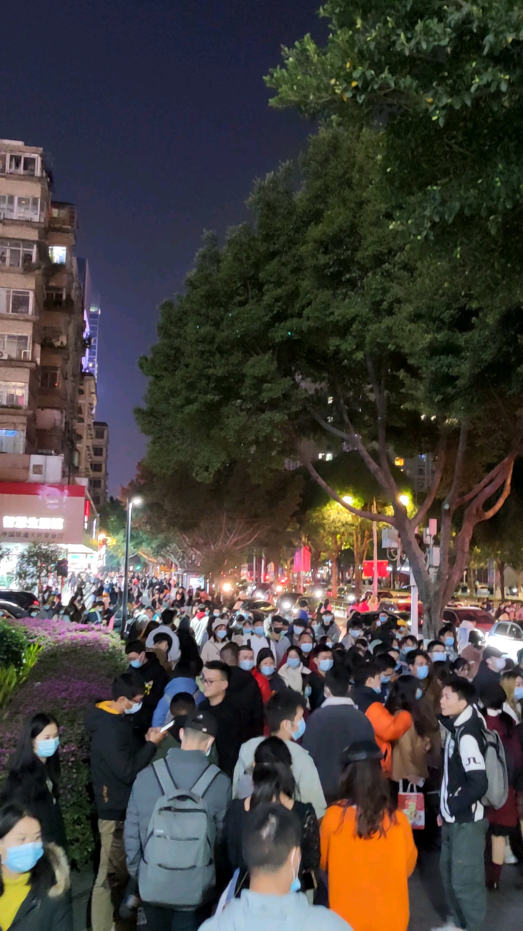 昨晚广州体育西路地铁站某个出口这个人流