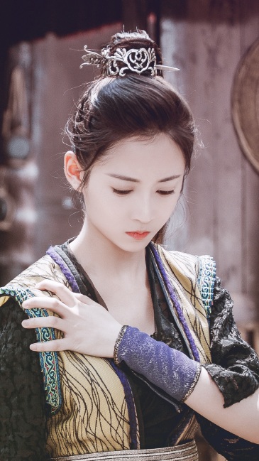 我觉得景甜比陈钰琪漂亮多了!