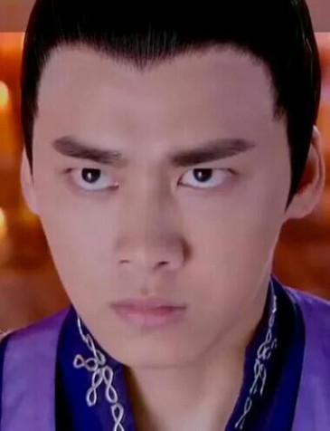 李易峰是出了名的三白眼好吧,要说眼睛有神,吴磊算是,李易峰真算不上