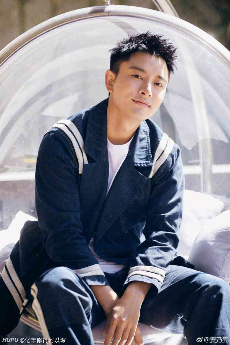 贾乃亮微博这几张照片什么水平,论长相他算不算帅哥?