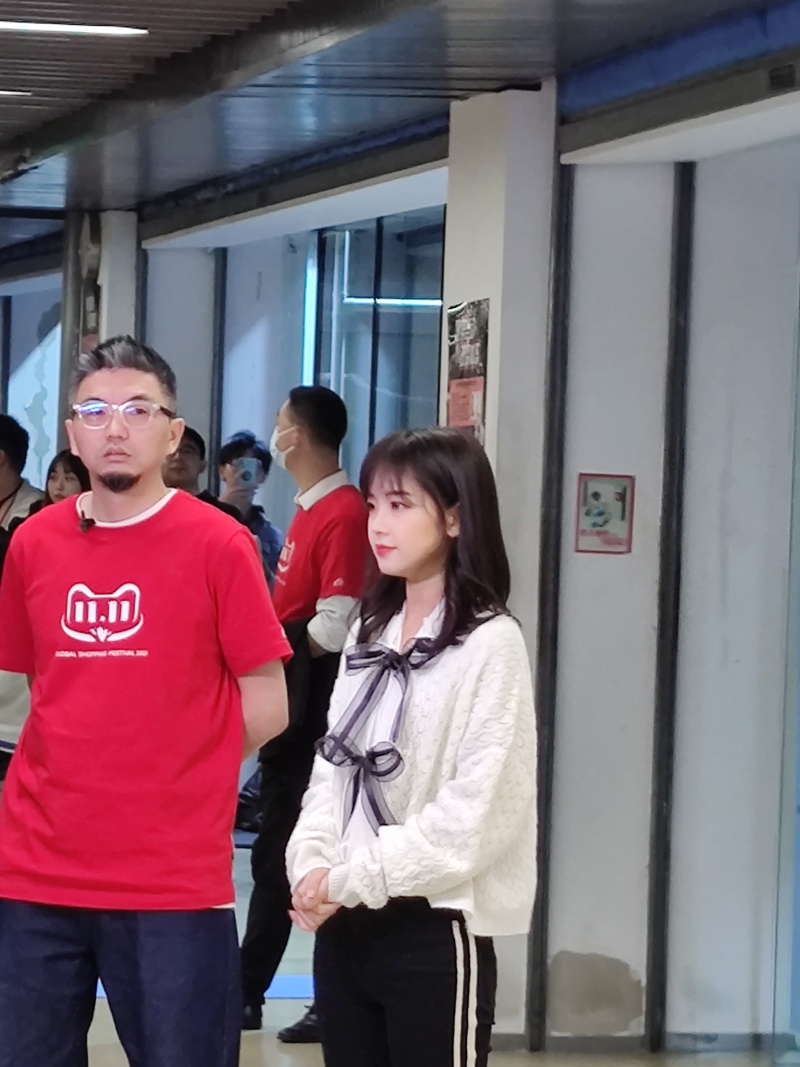 侧面是 冰山 正面是笑容灿烂的美人 她是谁 虎扑