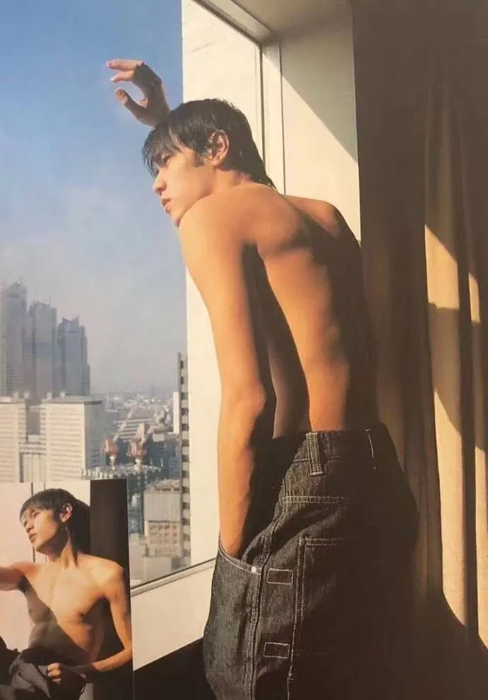 老哥们求周杰伦这几张赤膊的原图