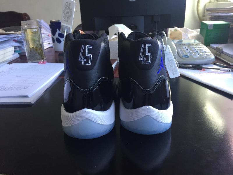 毒APP上刚买的Aj11大灌篮,两只鞋差距有点大