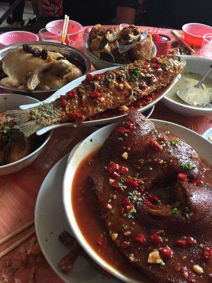 今天晚上的农村酒席,没那么豪华但也应有尽有.