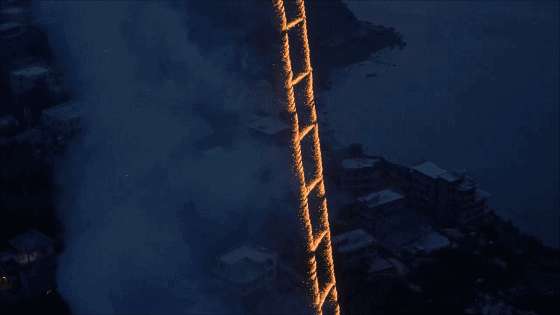 应该是世界上最流皮的烟火效果了吧,蔡国强的"天梯"