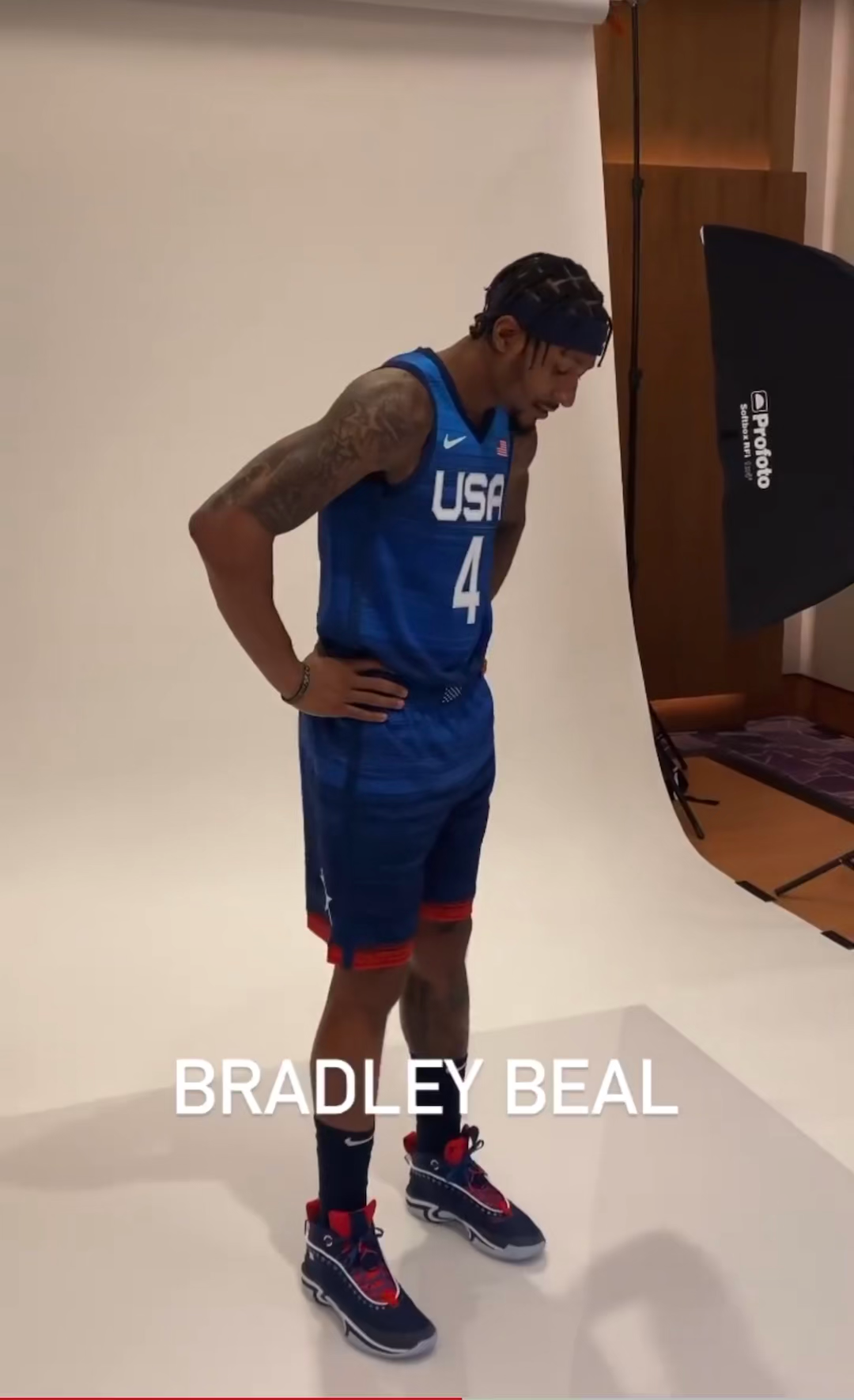 比尔定妆照感觉还挺害羞哈哈哈哈