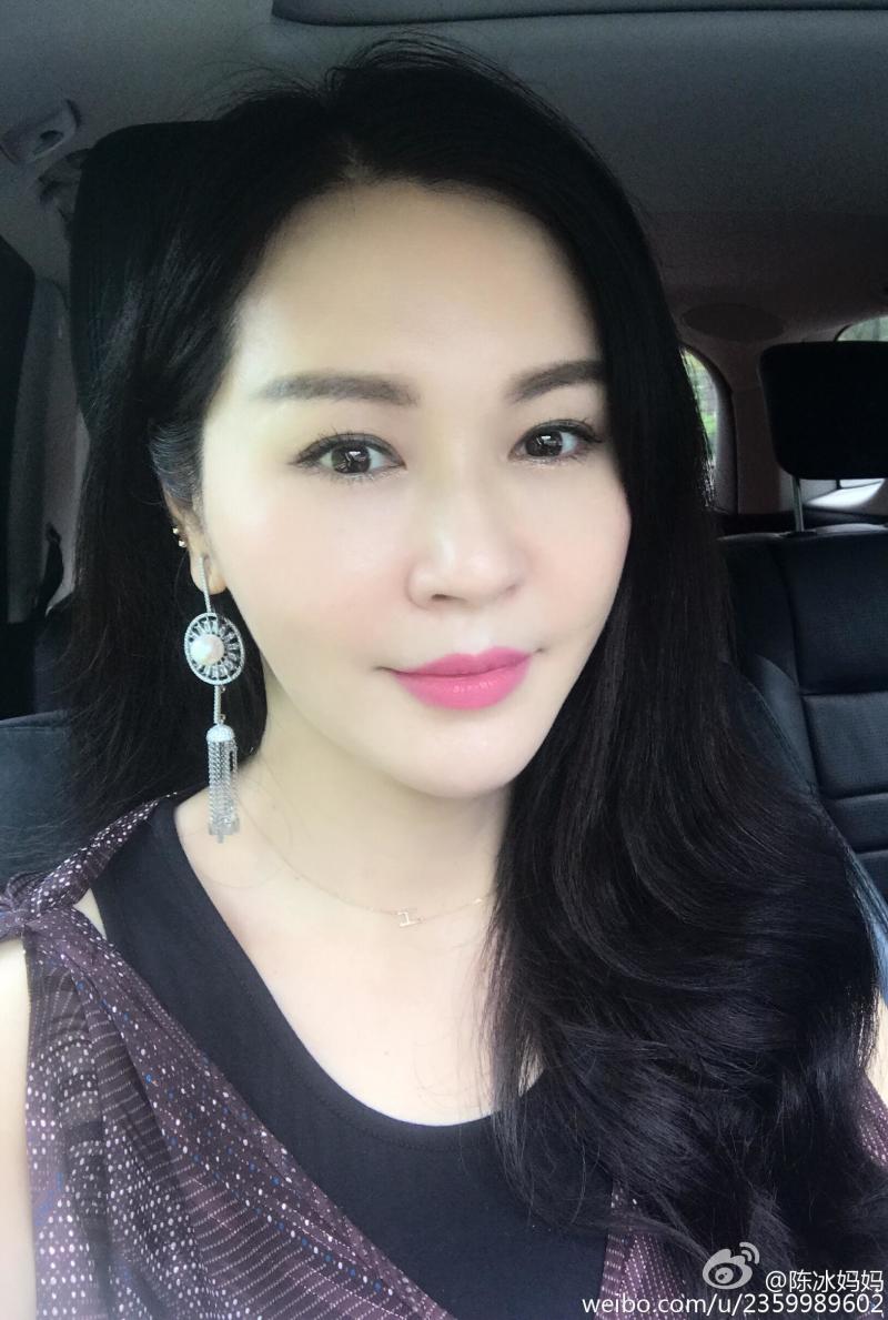风韵犹存,年过半百的陈冰妈妈,还能保持这种颜值身材是什么水平?