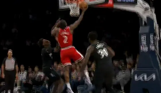 [流言板]杜蘭特攻守轉換迎著兩人上籃打進2+1，火箭打出一波8