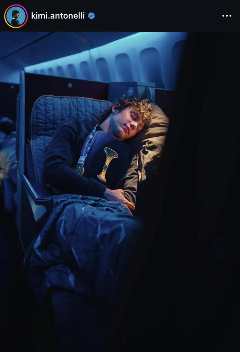 爱体育- 爱体育官方网站- APP下载流言板]爱不释手安东内利在回国航班上与中国站冠军奖杯相拥入眠