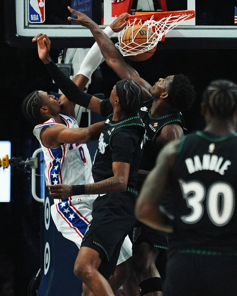 流言板]绝美瞬间！NBA官方分享马克西隔扣麦丹和爱德华兹的赛场照世界杯-足球赛事比分体育网