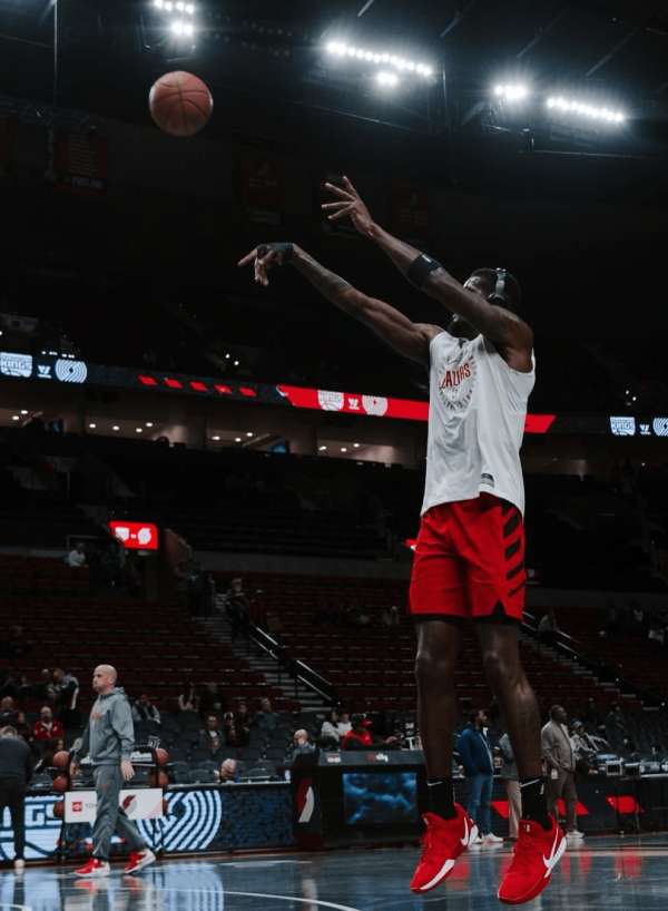 流言板也是七年老将了德安德烈艾顿晒赛场照阻挡谁