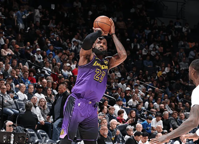 切特在NBA想你了！球迷手举海报与洛夫顿合影，切特社媒谈论