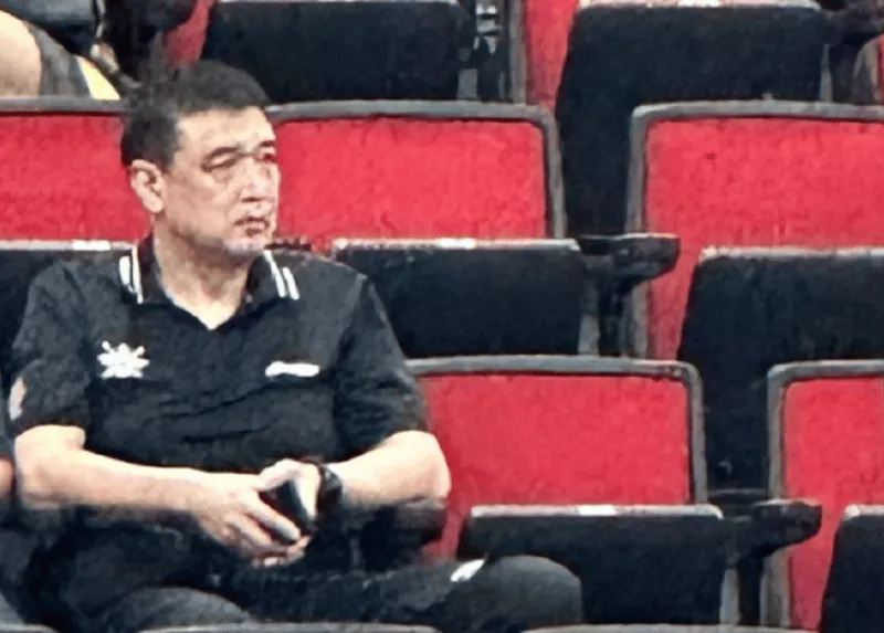 来挑外援？北控男篮主教练闵鹿蕾亮相NBA夏季联赛观众席