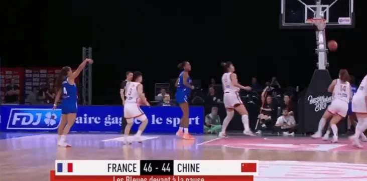 奥运女篮热身赛：李梦拿下11分 半场中国女篮44-46落后法国