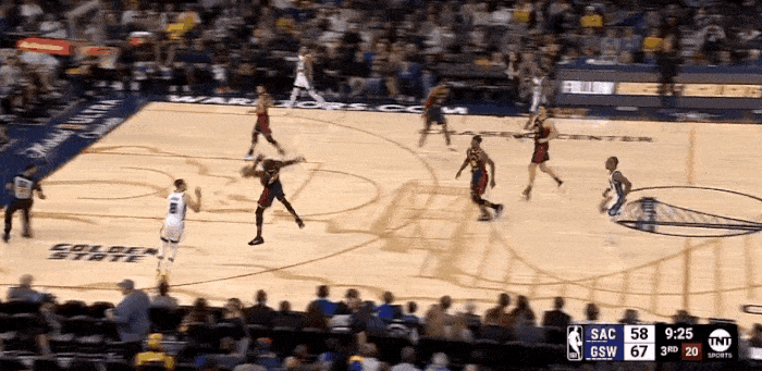 [流言板]追梦弧顶投进第4记三分，拉文反击三分也进追至6分勇士叫停