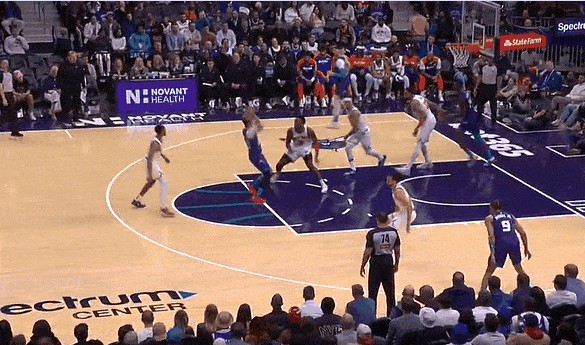 [流言板]努尔基奇三分再中黄蜂领先15分，转播镜头给到塔克表情紧张