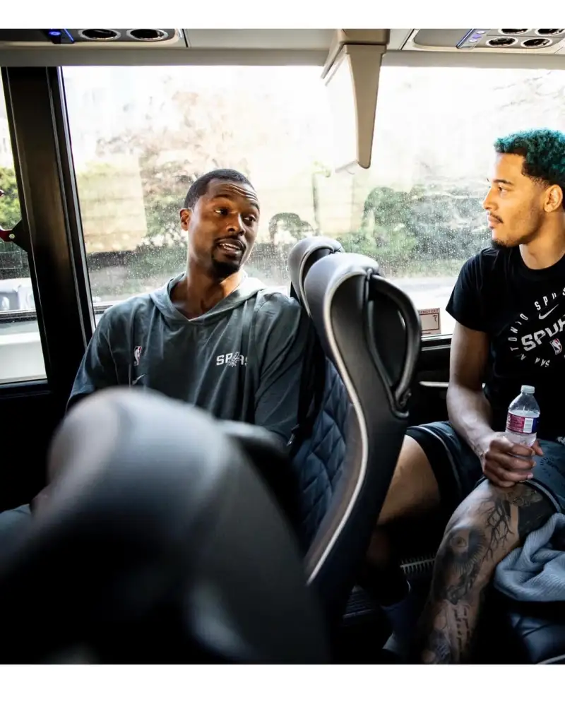 2025中國金球頒獎：17歲帥惟浩西裝革履，參與U17金童獎角逐